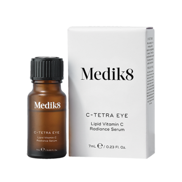 Medik8 C-Tetra Eye, es un suero de vitamina C diseñado específicamente para iluminar, rejuvenecer y proteger la delicada piel del contorno de ojos.