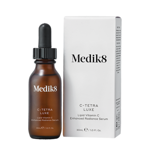 Medik8 C-Tetra Luxe es un suero facial de vitamina C de alta intensidad, diseñado para iluminar, rejuvenecer y proteger la piel.