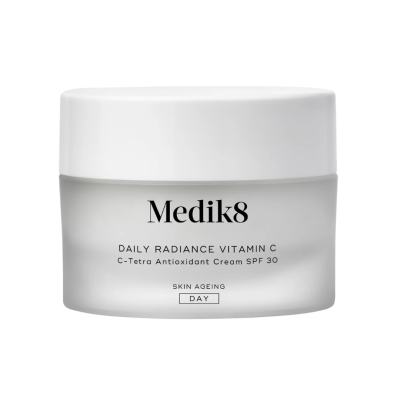 Medik8 Daily Radiance Vitamin C, crema facial revitalizante de vitamina C con filtros solares de amplio espectro contra los rayos UV y radicales libres.