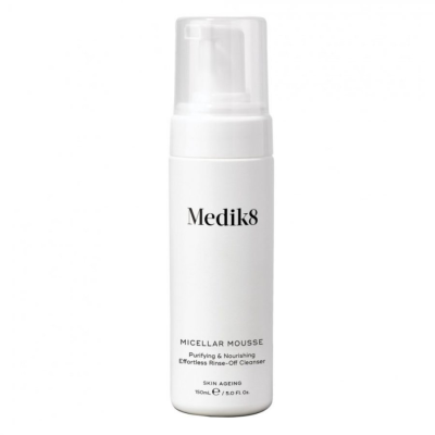 El Medik8 Micellar Mousse es un limpiador facial suave y eficaz que elimina las impurezas y el maquillaje sin causar irritación ni sequedad en la piel.